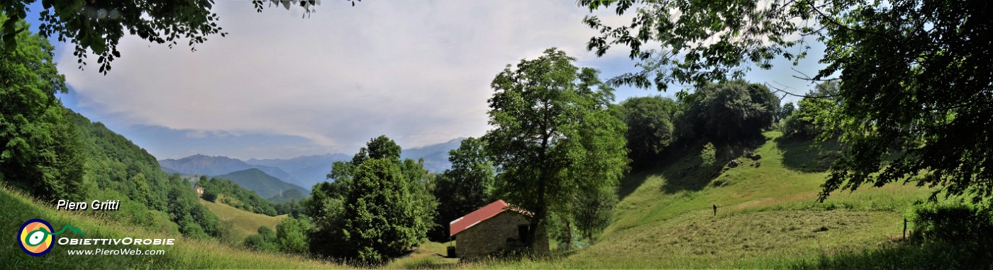 36 Alla bellissima verde radura prativa con baita e asinelli.jpg